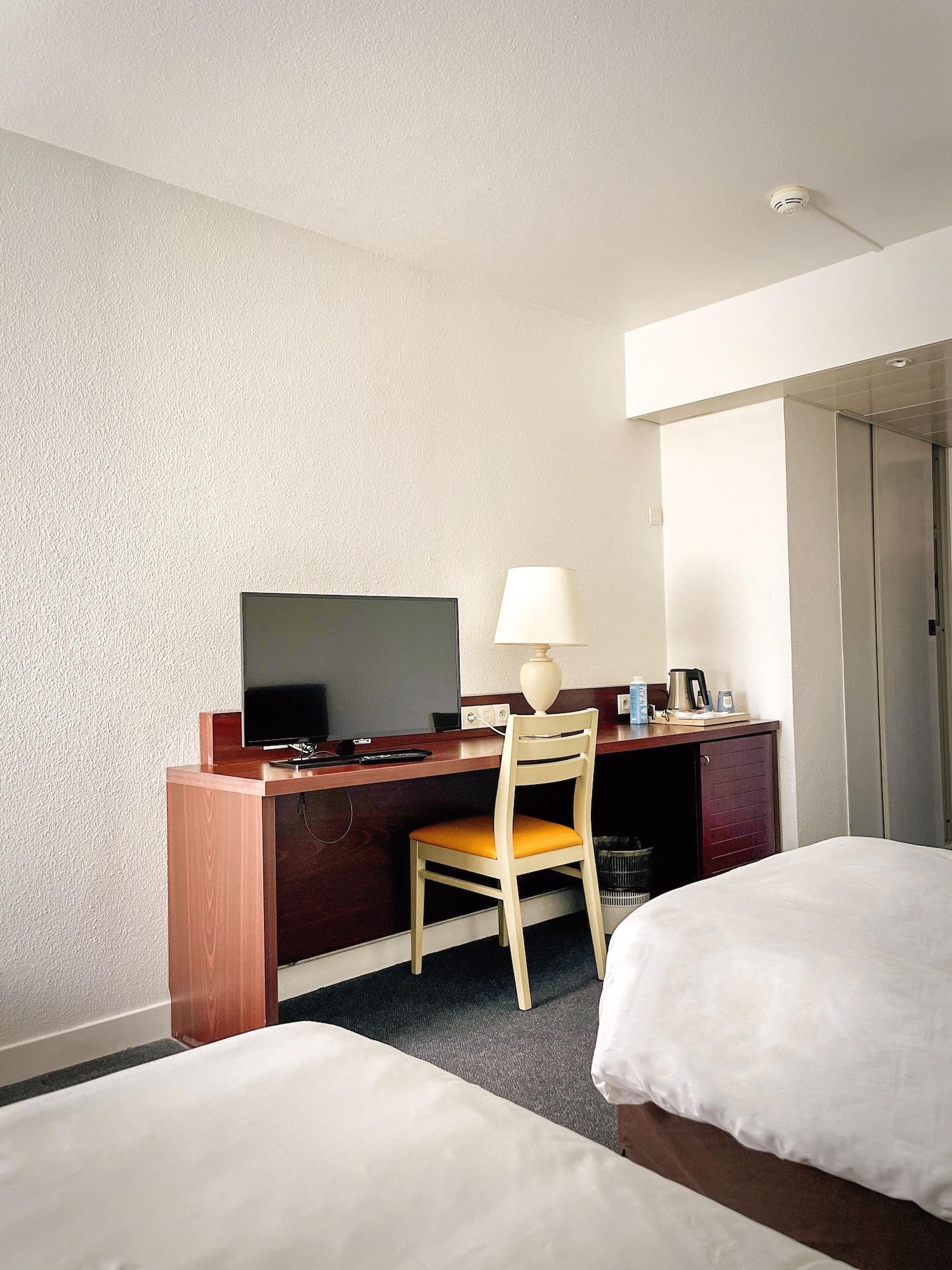 คีเรียดเนมอร์ดาร์วอลต์ Hotel เนอมัวร์ส ภายนอก รูปภาพ